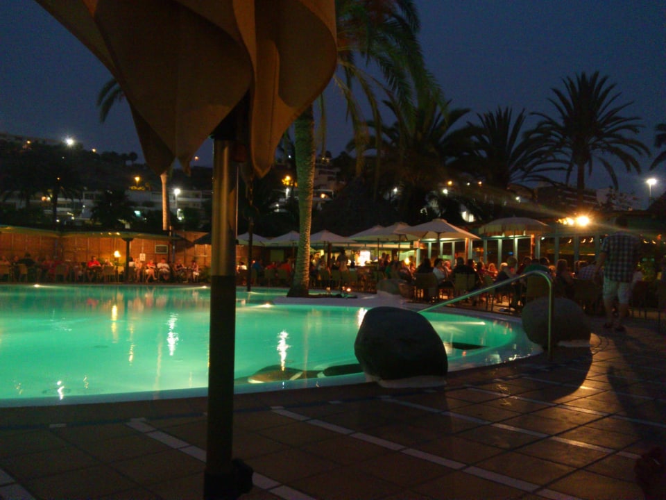 Pool und Poolbar in der Nacht Corallium Beach by Lopesan Hotels - Adults only