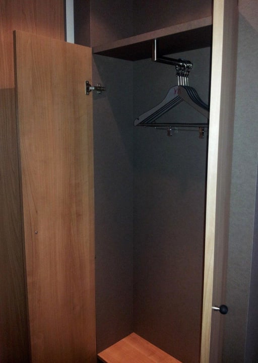 Winziger Schrank neben der Eingangstür Mercure Hotel Hamburg Mitte