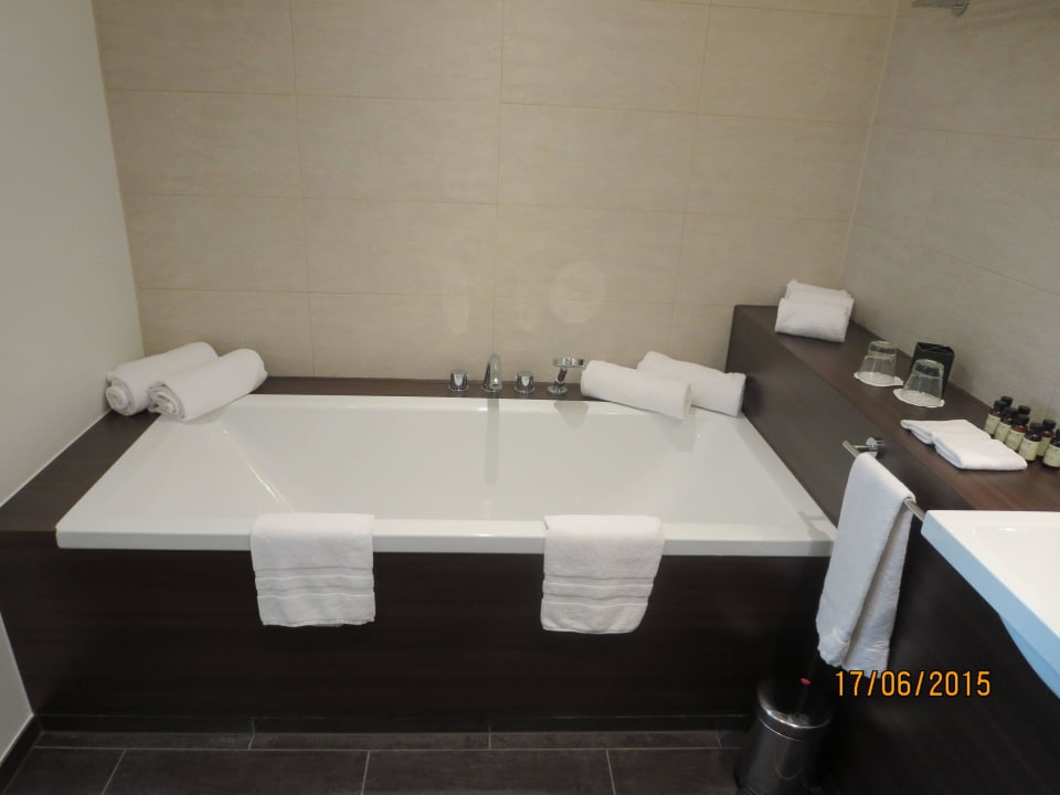 Bad mit Badewanne Hotel Mondial am Dom Cologne- MGallery