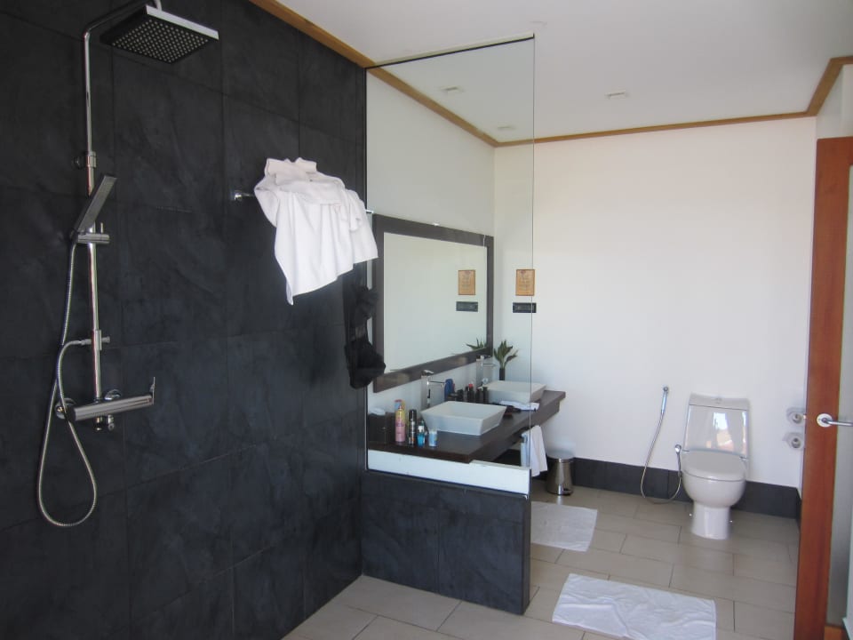 Halb offenes Badezimmer Vilamendhoo Island Resort & Spa