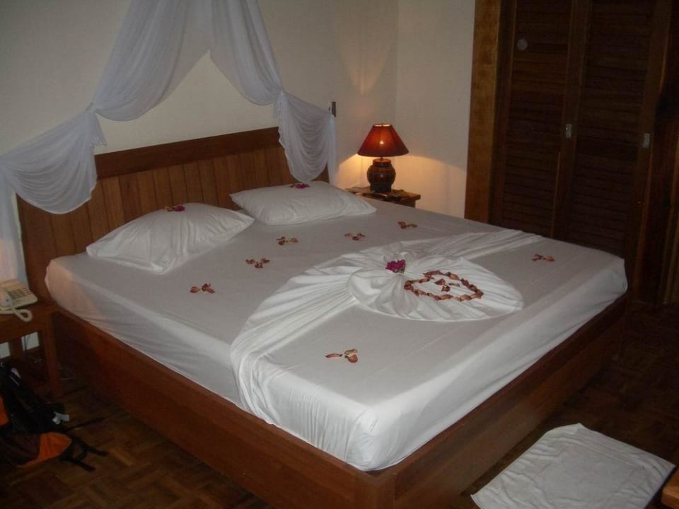 Das Bett für Honeymooner NH Collection Maldives Reethi Resort
