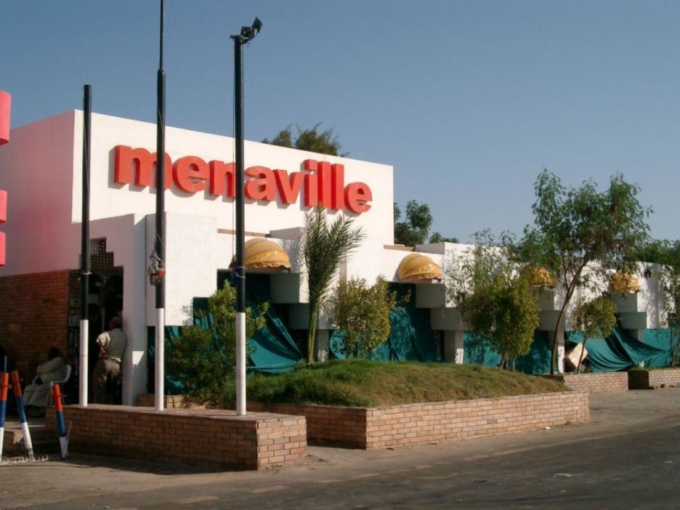 Hotelfront mit Bazar Menaville Safaga