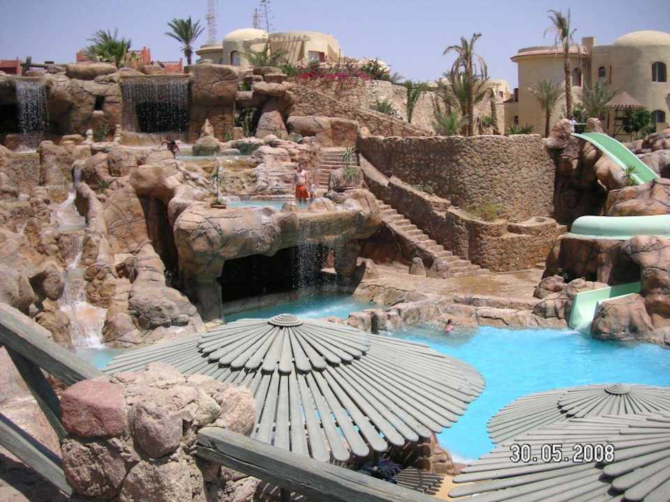 Wasserfall, Rutschen und Pools Hotel Hauza Beach Resort