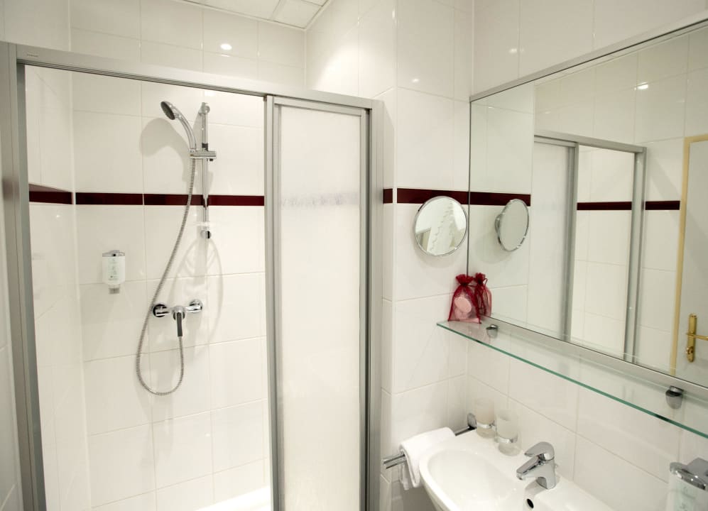 Badezimmer mit Dusche Hotel Fürst Metternich