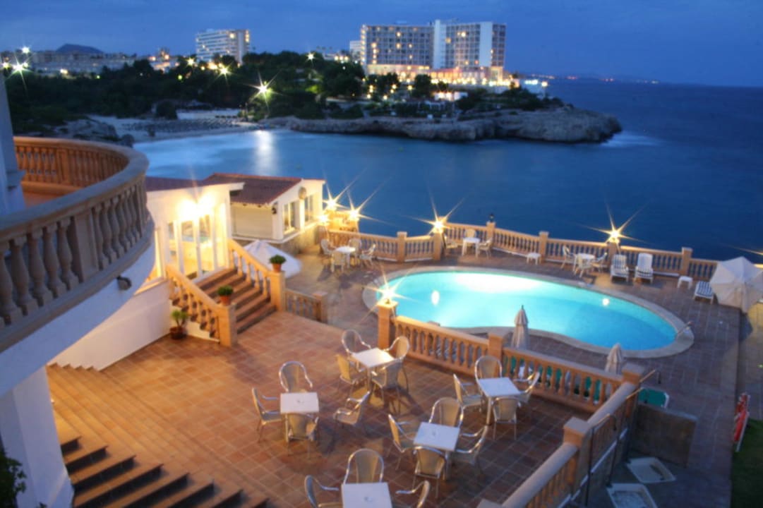 Blick vom Balkon auf den Pool und die Bucht ICON Valparaiso - Adults Only