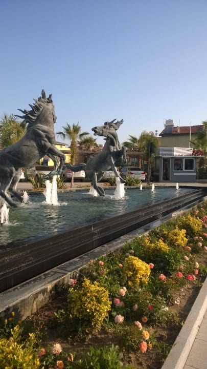 Wiehernde Pferd vor dem Hotel Palm Wings Kusadasi Beach Resort & Spa
