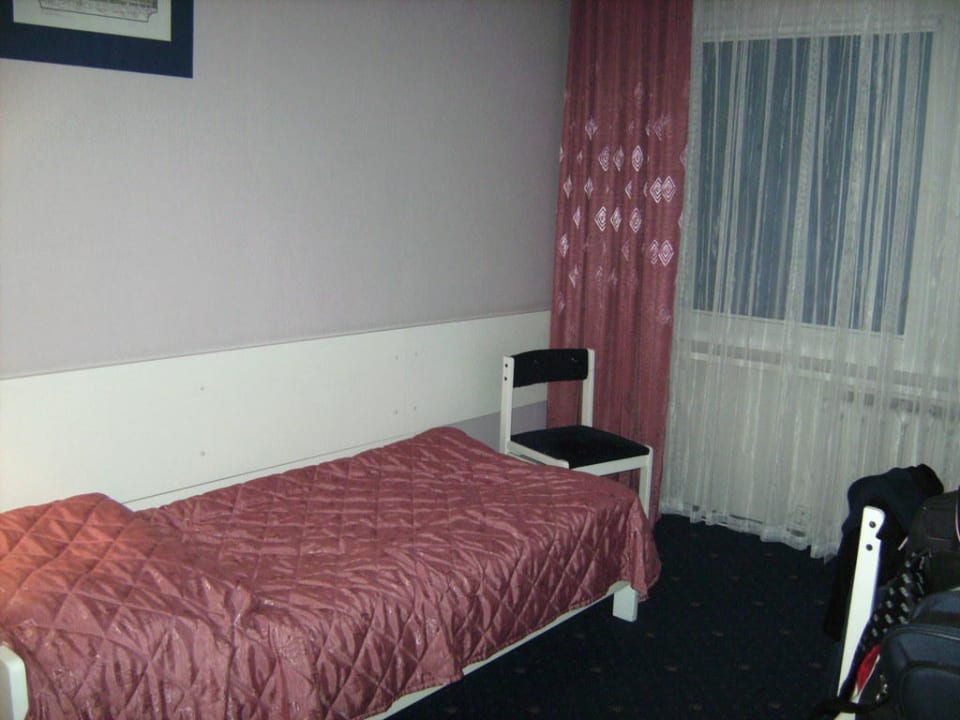 Zimmer der 1. Übernachtung, etwas billige Farben Hotel Gromada Piła