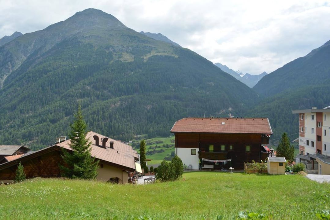 Blick Neubau Haupthaus und Nachbar Gasthof Felsenstüberl