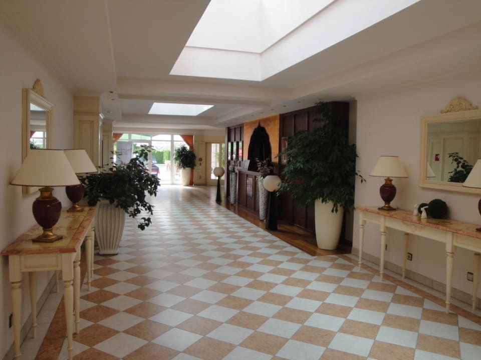 Flur bei der Wellnessrezeption Wellnesshotel ...liebes Rot-Flüh