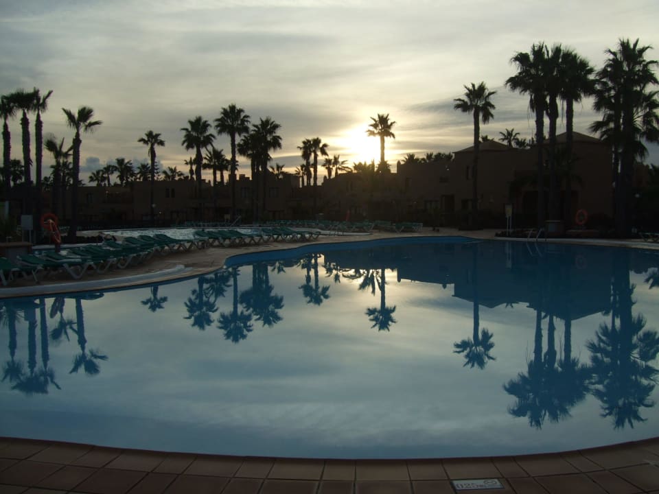 Der Pool am frühen Morgen! Hotel Oasis Dunas
