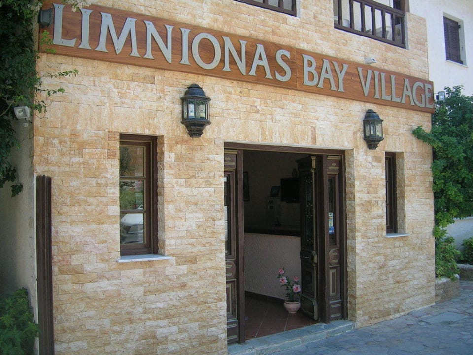 Hoteleingang Hotel Limnionas Bay Village