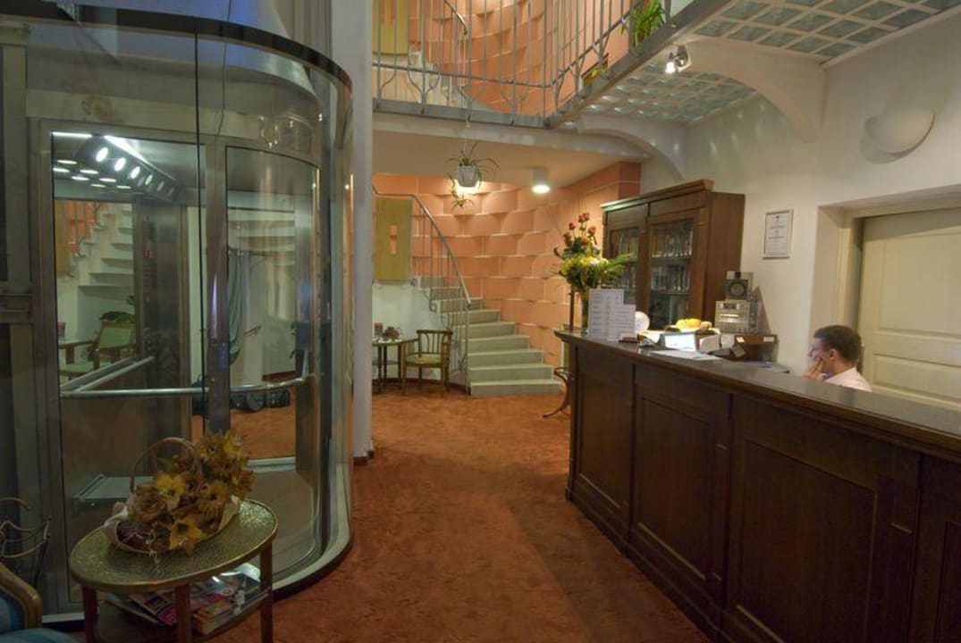 лобби/вход Hotel Petr