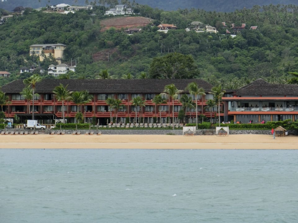 Hotel und Strand am Morgen vom Boot aus gesehen Hansar Samui Resort & Spa
