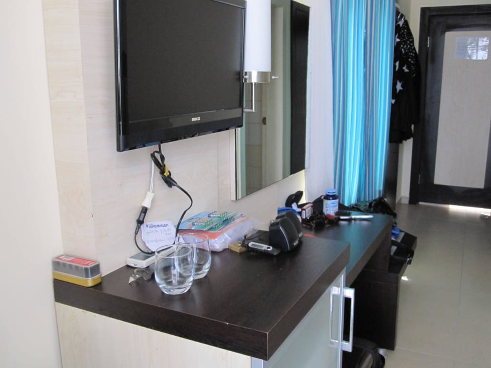 T.V.en daaronder miniijskast. Kleopatra Balik