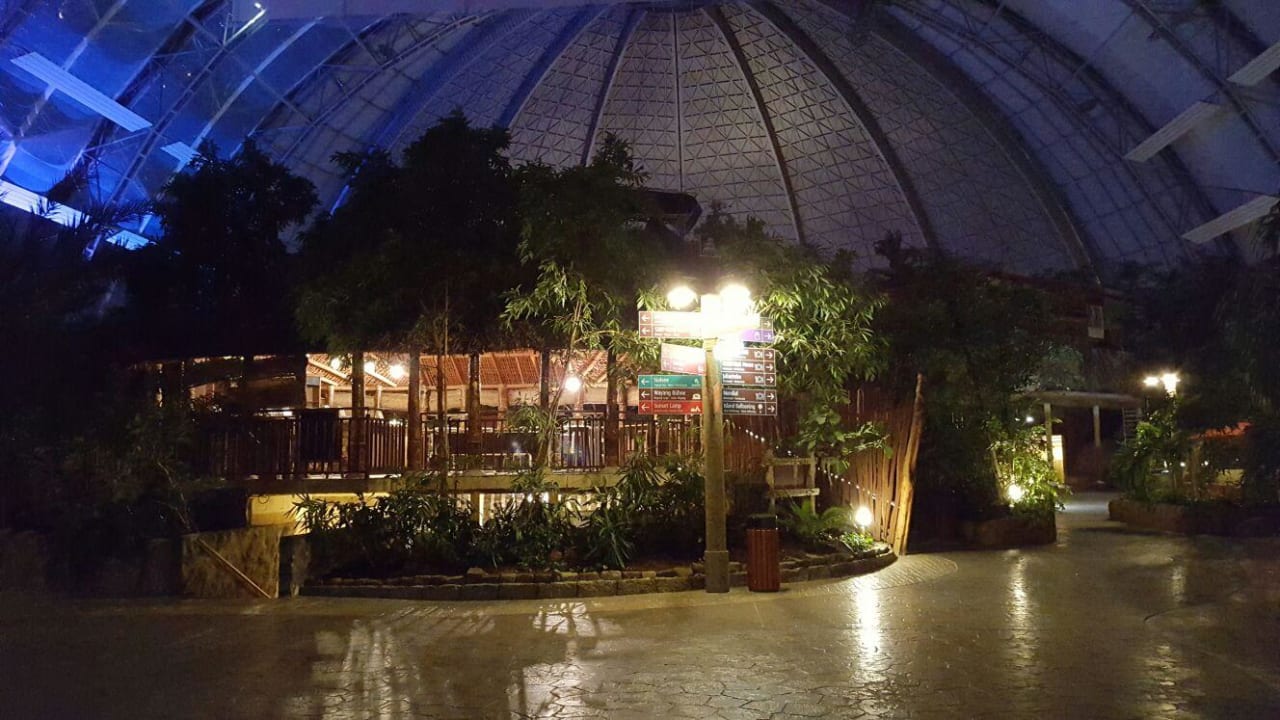 Innenansicht abends  Tropical Islands Resort