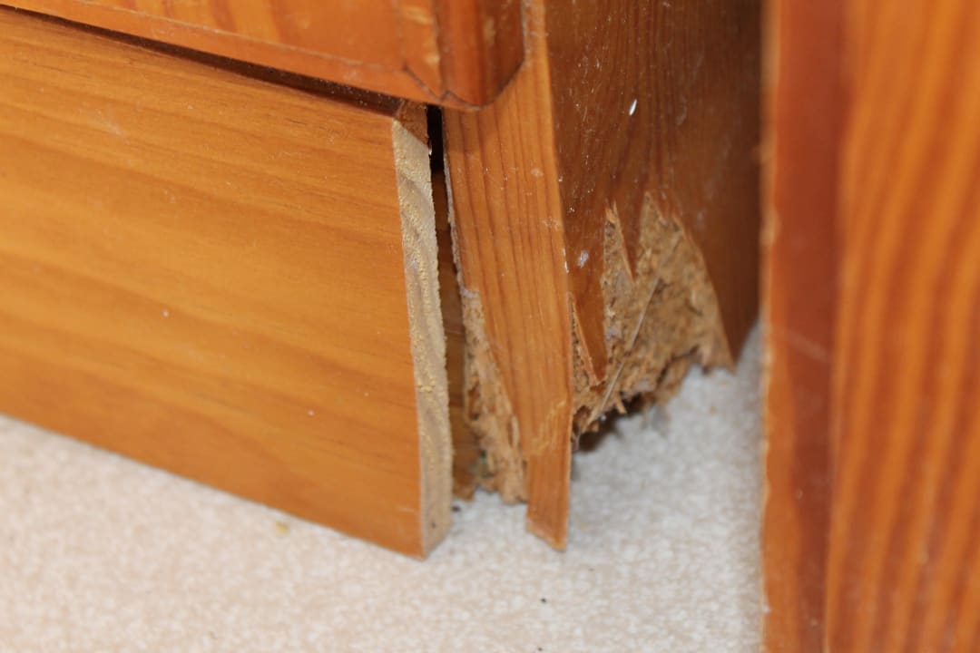 Abgesplitterte Schrankecke vom Kleiderschrank Hipotels Mediterraneo Club