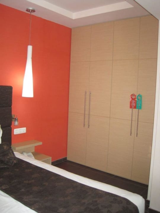 Großer Kleiderschrank mit kostenpflichtigen  SH Dolce Vita