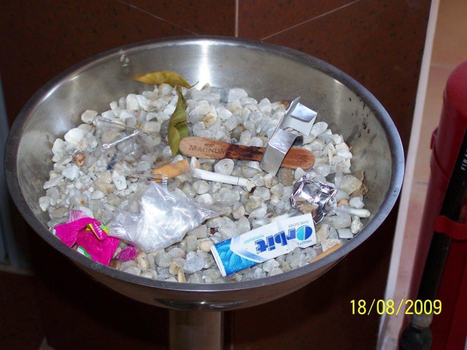 Müll vor den Aufzügen 14 Tage nicht gereinigt Club Turtas Beach Hotel