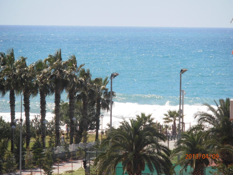 View to the beach (zoom) Hotel Aslan City Kleopatra