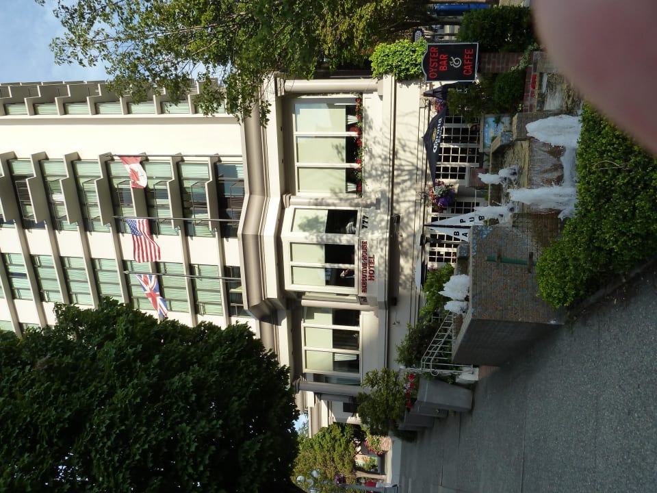 Executive House Hotel  DoubleTree by Hilton Hotel & Suites Victoria