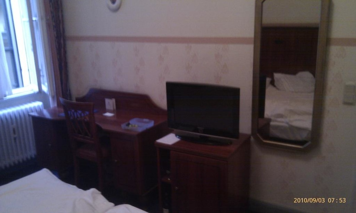 Schreibtisch mit Flachbildfernseher Lulu Guldsmeden