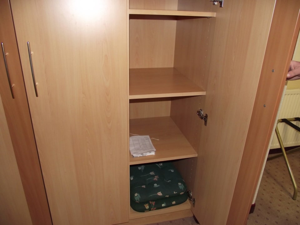 Kleiderschrank Göbel's Seehotel Diemelsee