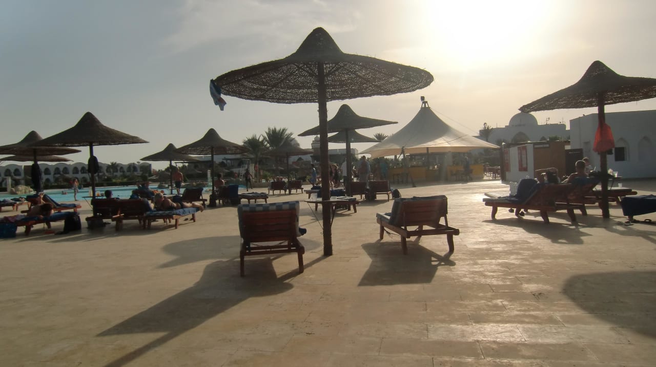 Blick zur Poolbar Hotel Gorgonia Beach Resort