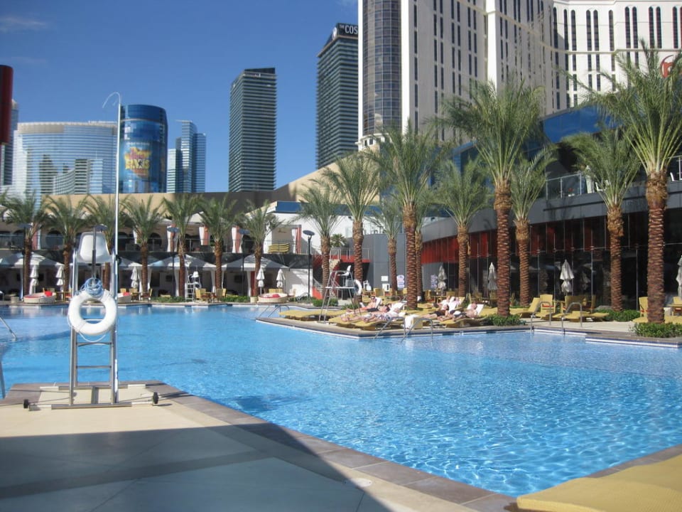Pool Blick in Richtung Strip Hotel Elara - a Hilton Grand Vacations Hotel Center Strip