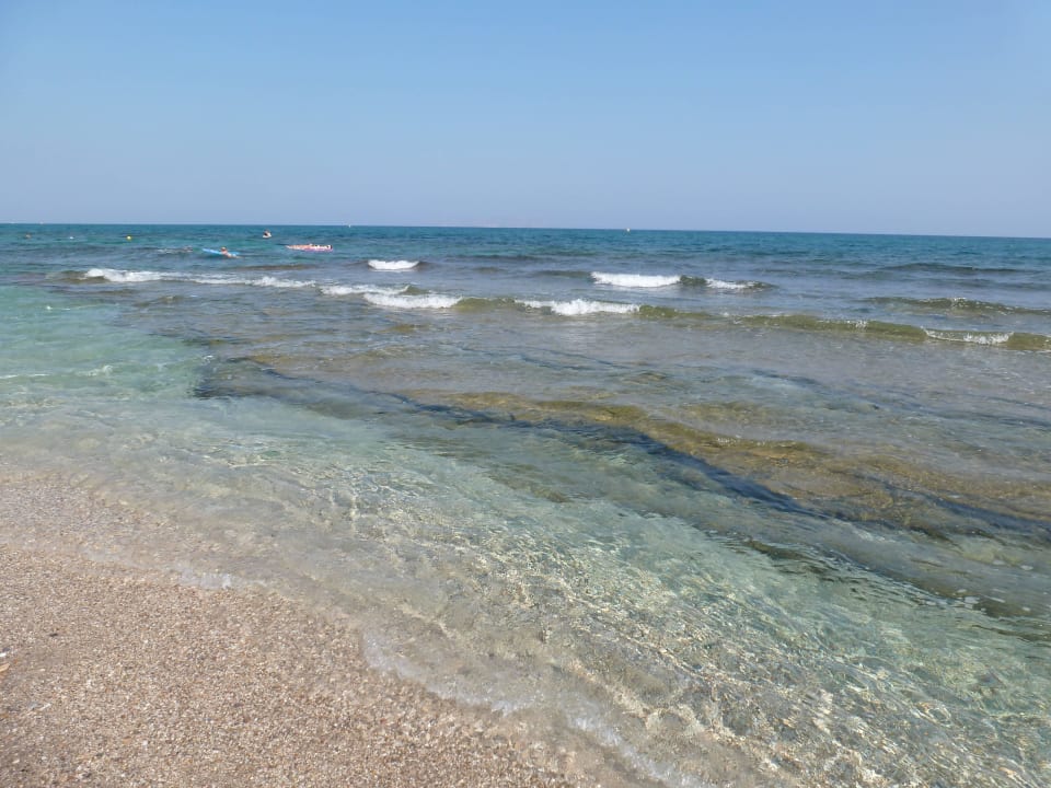 Hotelstrand mit Felsplatten Anissa Beach & Village