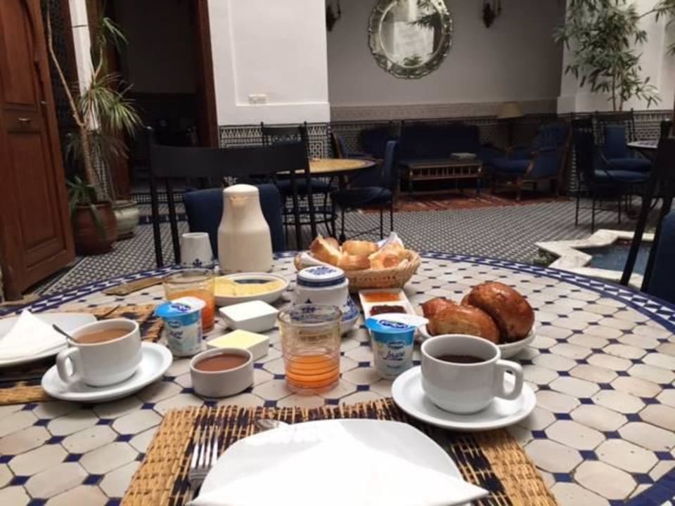 Frühstück im Innenhof Guesthouse Riad Zamane Fès