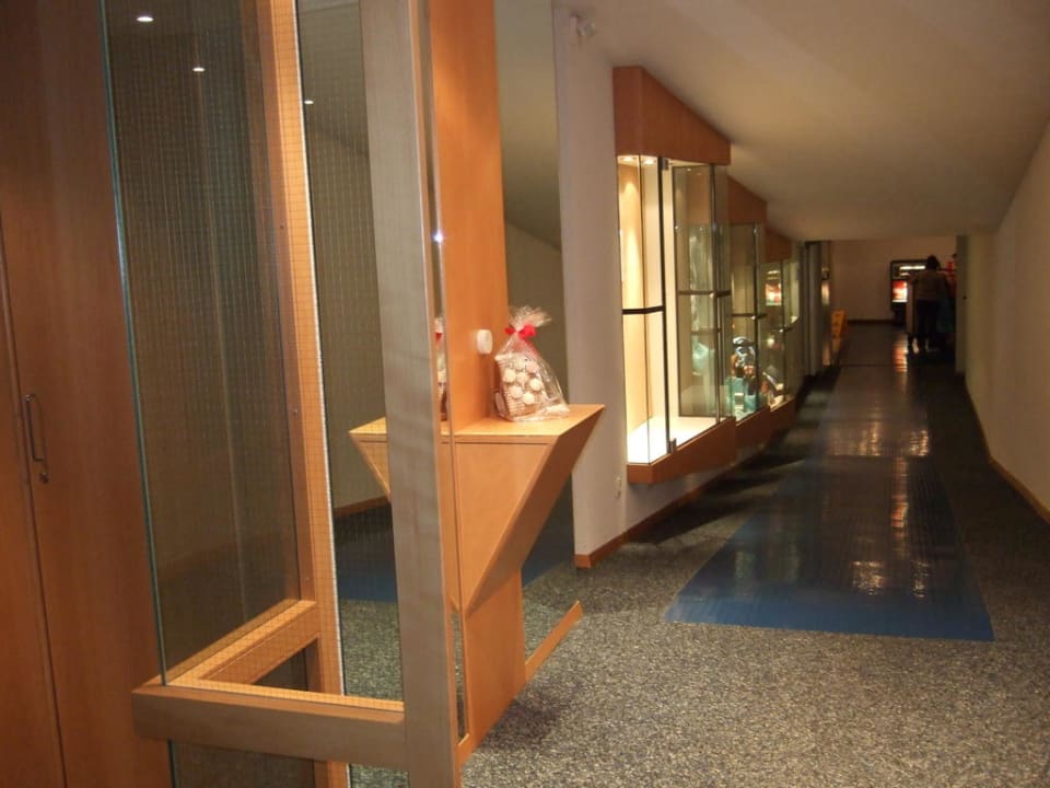 Unterirdischer Zugang zum Hotel Hotel Bannwaldsee