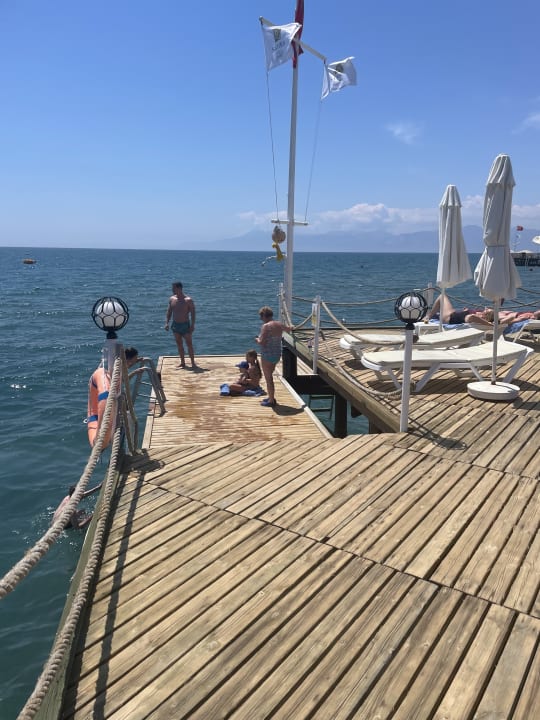 Strand Saturn Palace Resort Hotel