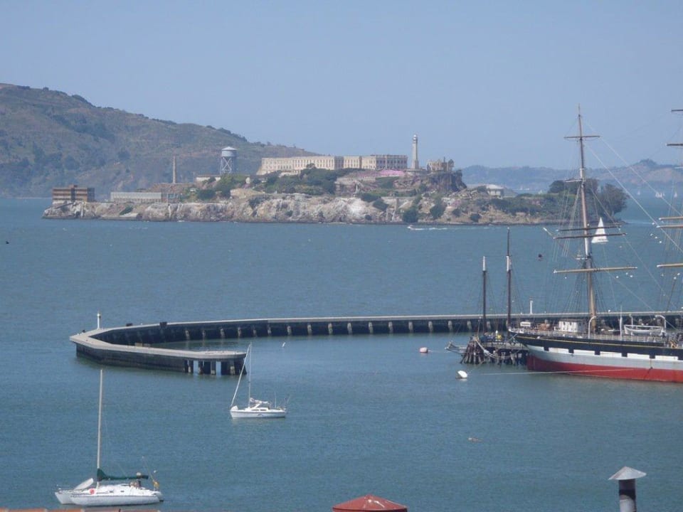Aussicht ab Balkon über die Bay nach Alcatraz Apartments The Fairmont Heritage Place Ghirardelli Square