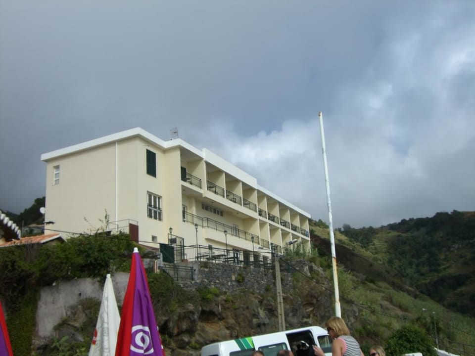 Hotel/Blick auf die Zimmer und Balkons Vila Mia