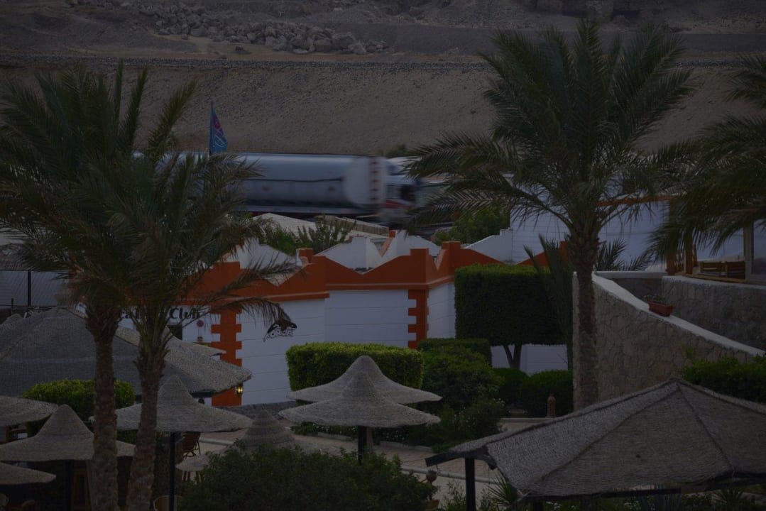 Da wackelt die Kaffetasse, ein Laster rast vorbei Hotel Coral Garden