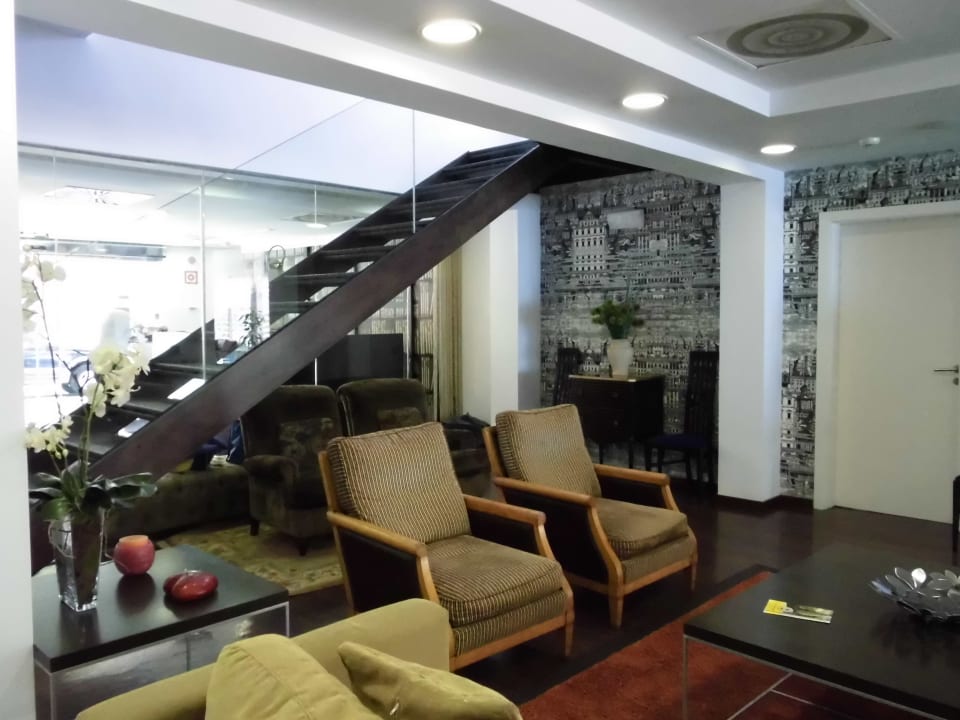 Sitzecke mit Fernseher UR Hotel Portofino