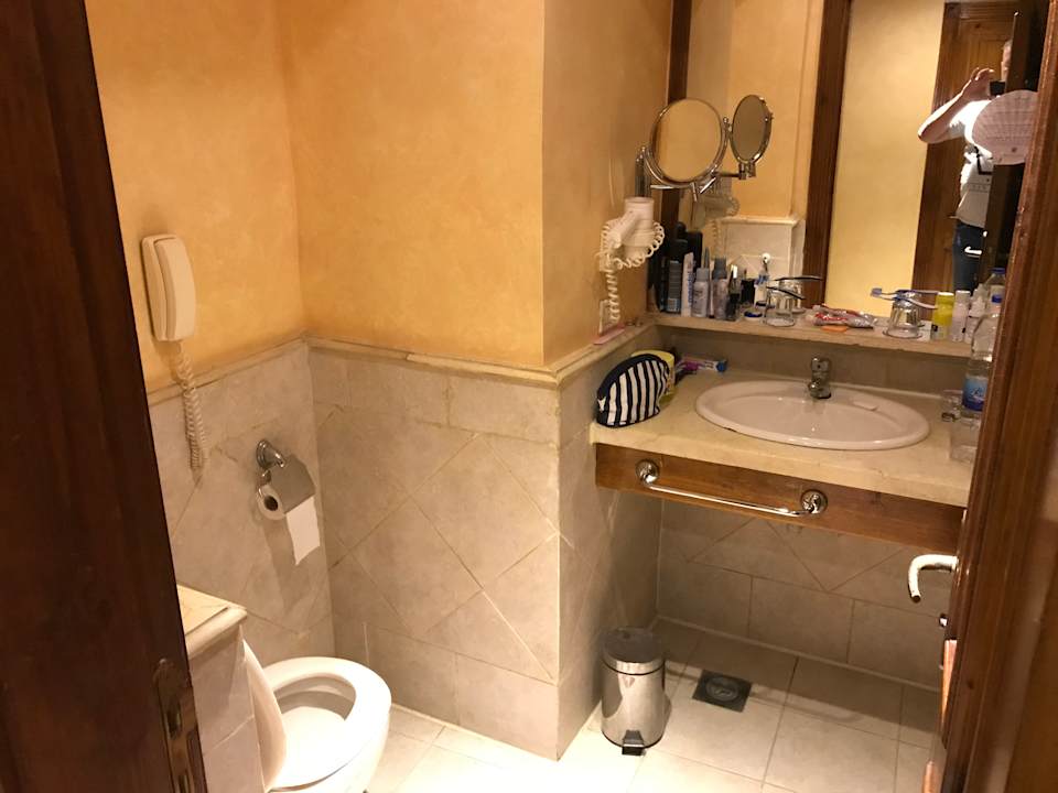 Badezimmer. Stärker gebaute Personen oder körperlich eingesc The Grand Resort