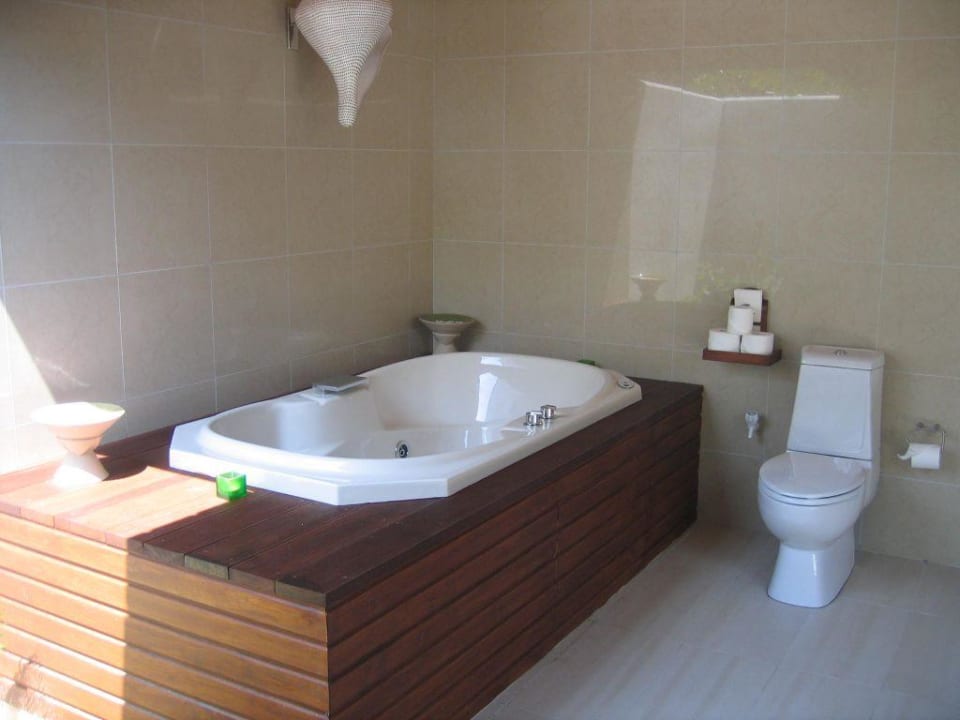 Jakuzzi Kuredu Island Resort & Spa