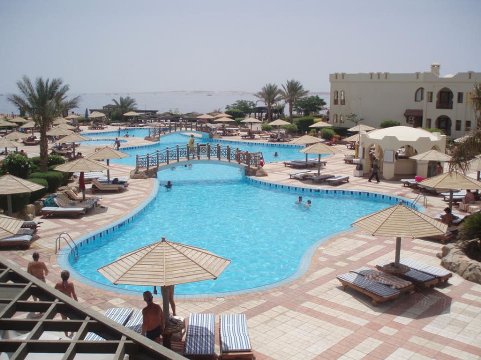 Pool mit Strandausicht von der Shisha Bar aus Charmillion Club Resort
