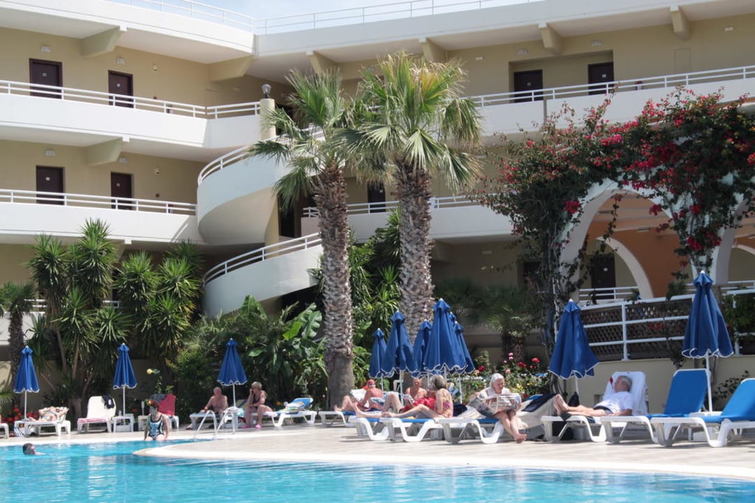 Pool mit Hauptgebäude Hotel Kalithea Mare Palace