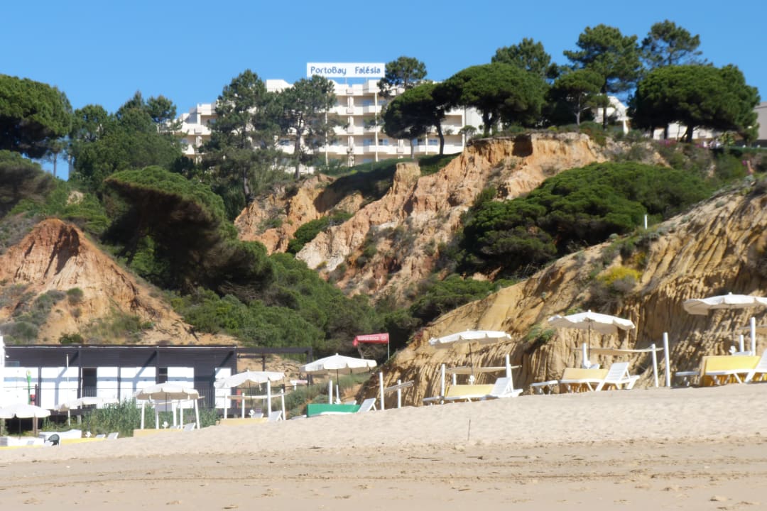 Blick auf das Hotel vom Strand PortoBay Falésia