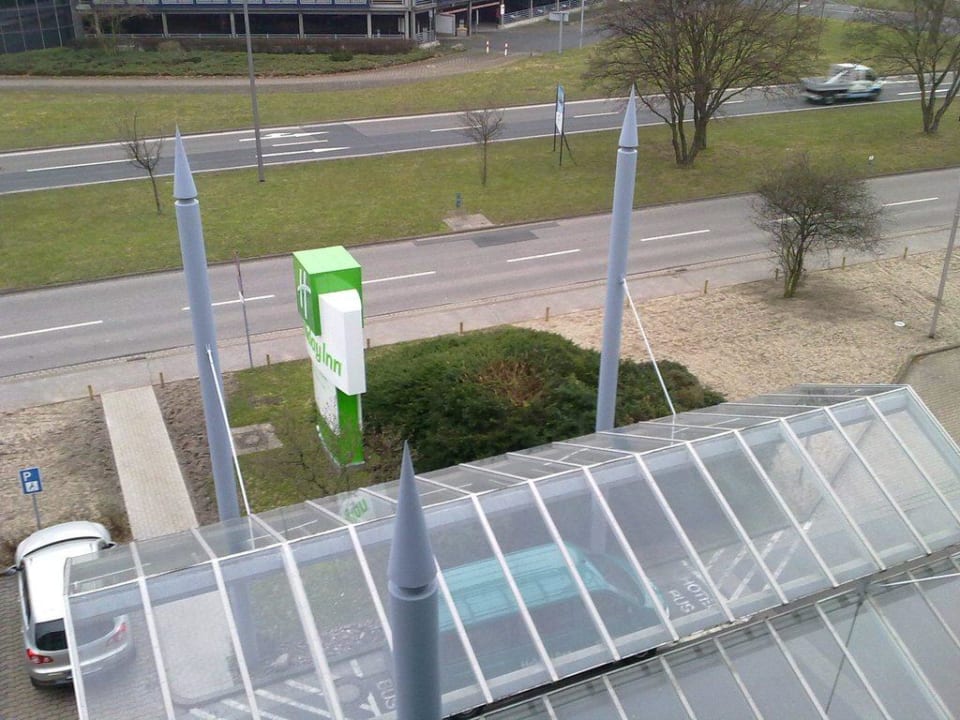 Blick zu Straße/Eingangsbereich Leonardo Hotel Hannover Airport
