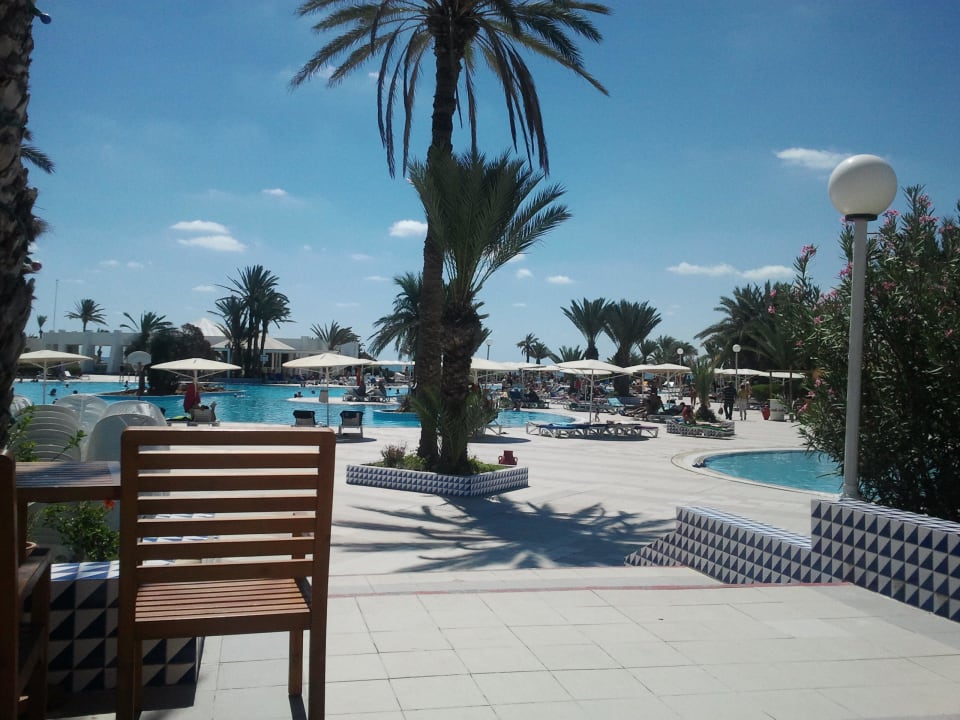 Blick auf die Poolanlage Hotel El Mouradi Djerba Menzel