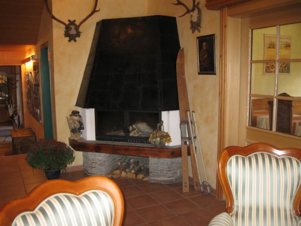 Kamin gegenüber der Rezeption Apparthotel Montana