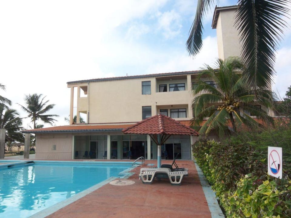 Pool und Hotel von der Seite Goldi Sands Hotel