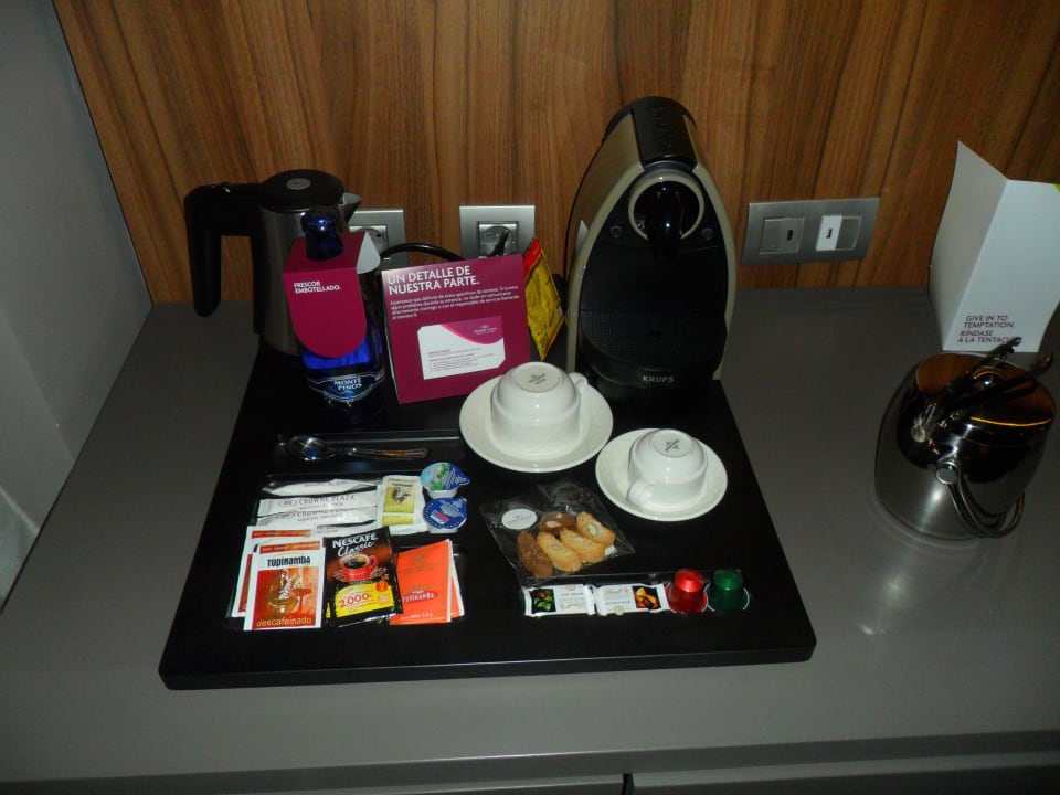 Zestaw do parzenia kawy i herbaty oraz przekąska InterContinental Barcelona, an IHG Hotel
