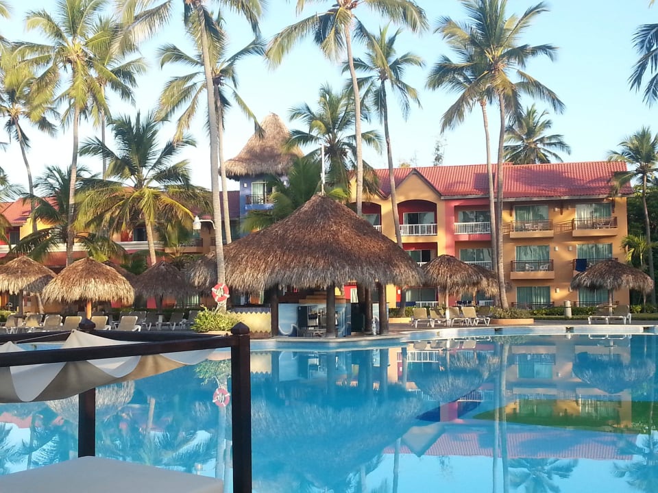 Pool mit Wohngebäuden im Hintergrund Punta Cana Princess All Suites Resort & Spa