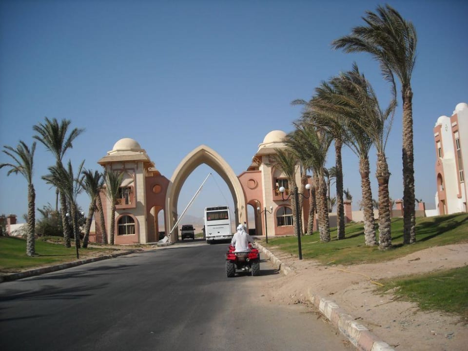 Brama wjazdowa do hotelu Serenity Alpha Beach