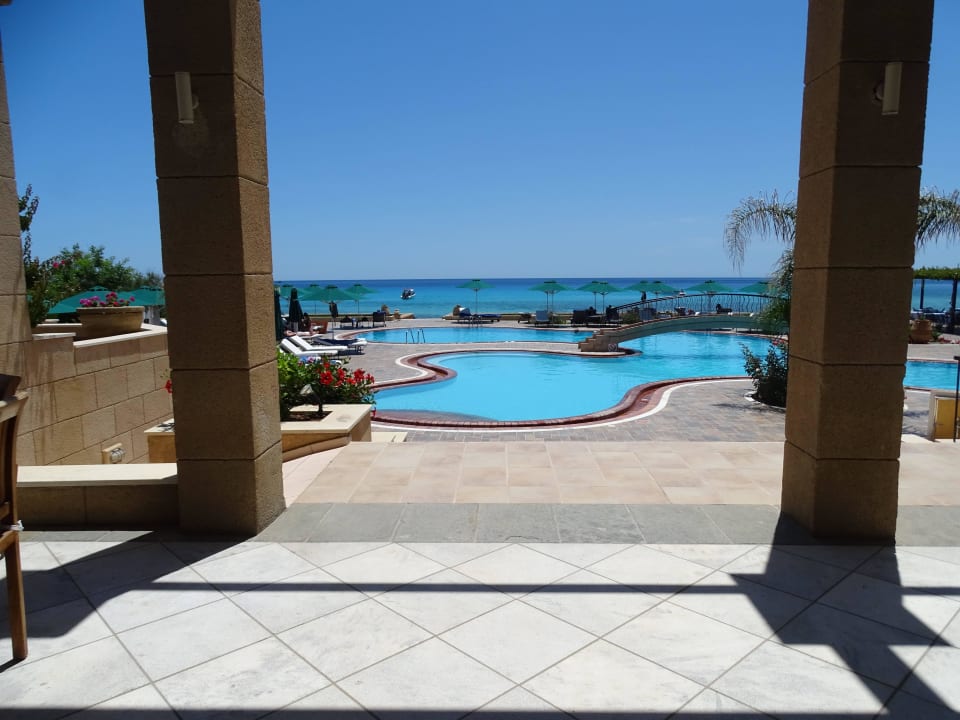 Blick über den Pool zum Strand Lindian Dream Seaside Resort