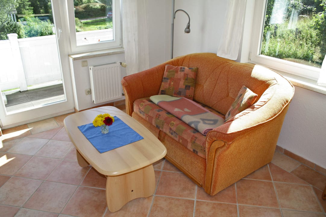 Couch im WohnzimmerTreppenaufgang zur Küch und Woh Villa Am Sonnenhang